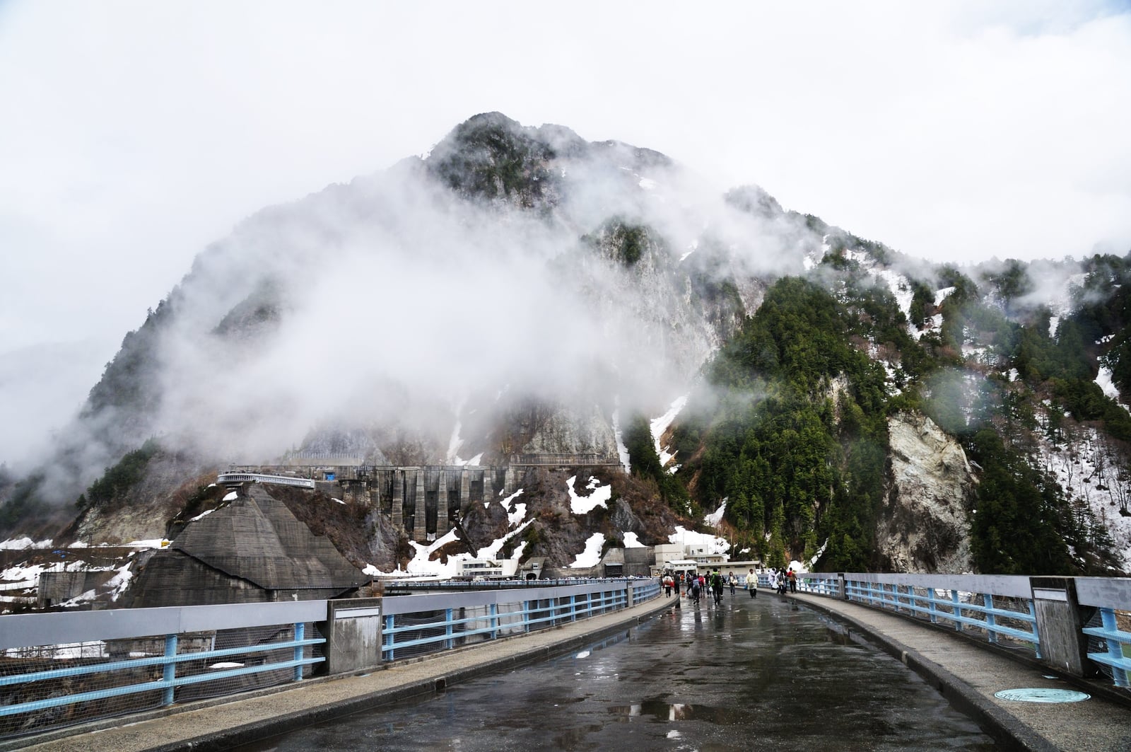 雲霧繚繞的黑部水壩與殘雪山巒｜2012/05 北陸