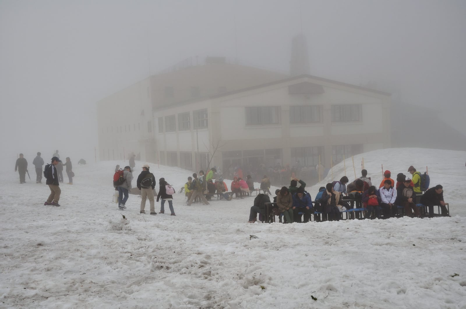 濃霧籠罩下的室堂站雪地風光｜2012/05 北陸