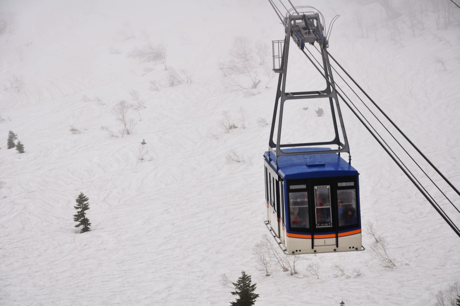 穿梭於立山雪原的空中纜車｜2012/05 北陸