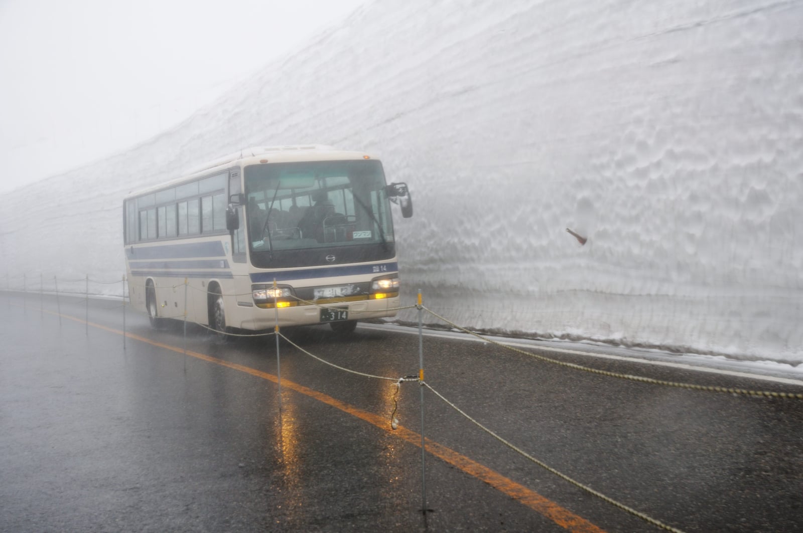 立山雪牆間緩慢行駛的觀光巴士｜2012/05 北陸