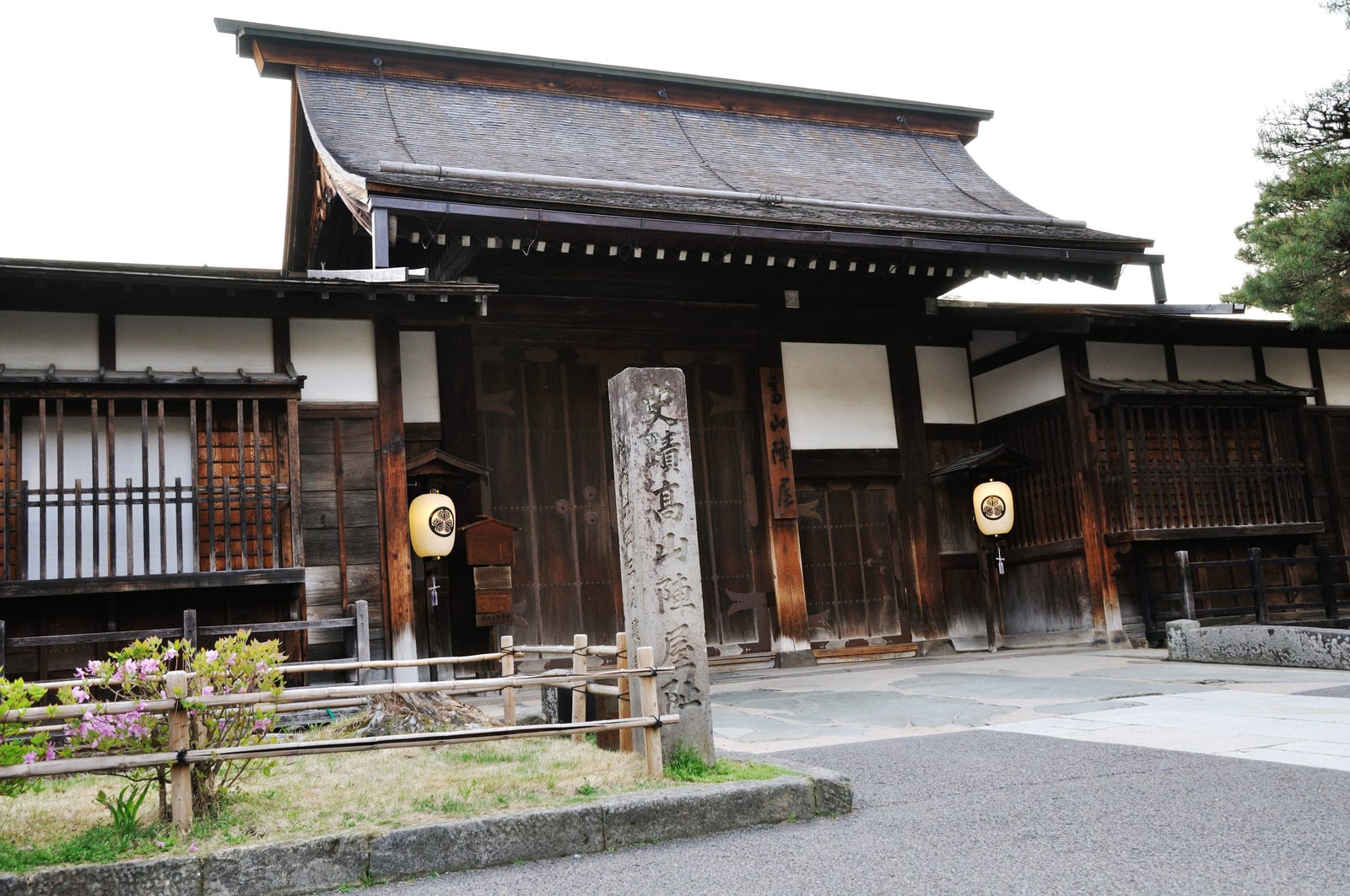 高山陣屋的古樸木造建築與石碑｜2012/05 北陸