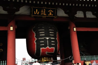 淺草寺雷門下巨大的紅色燈籠