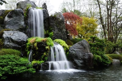 富士美華RESORT庭園中的層疊瀑布