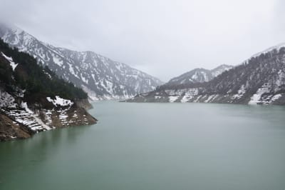 黑部水壩的春日雪景與靜謐湖水