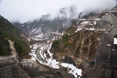 雲霧繚繞的黑部水壩壯闊山谷