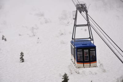 穿梭於立山雪原的空中纜車