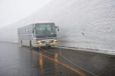 立山雪牆間緩慢行駛的觀光巴士｜2012/05 北陸