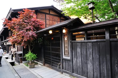 三町筋古街的紅葉與木造茶屋