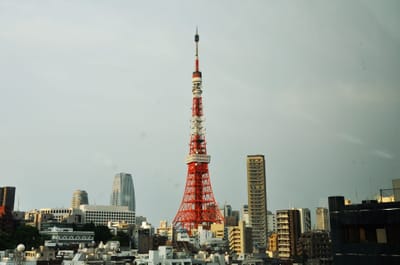 夕陽餘暉下的東京鐵塔地標