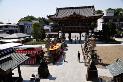 成田山新勝寺總門前的石燈籠與參道
