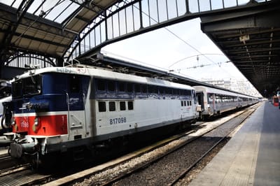 巴黎車站月台停靠的經典電力機車頭與列車組