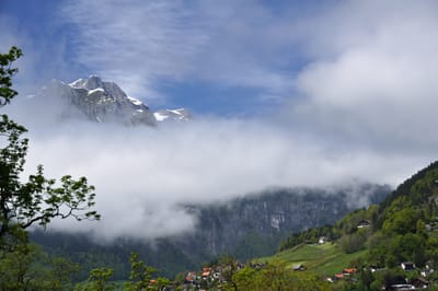 雲霧繚繞的山峰與山谷村落