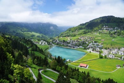 群山環抱中的翠綠山谷與清澈高山湖泊