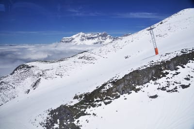 群山雪景與藍天下的高山纜車