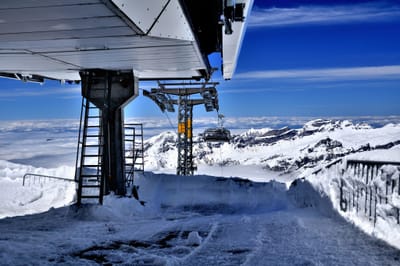 鐵力士山纜車站俯瞰雪景與雲海