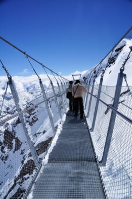 懸掛在冰雪山巔的高空吊橋