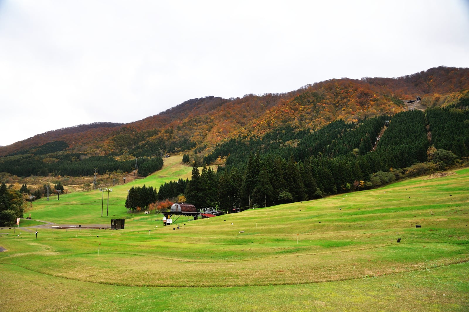 鬼首滑雪場的秋日綠意與山巒紅葉｜2013/10 日本東北紅葉