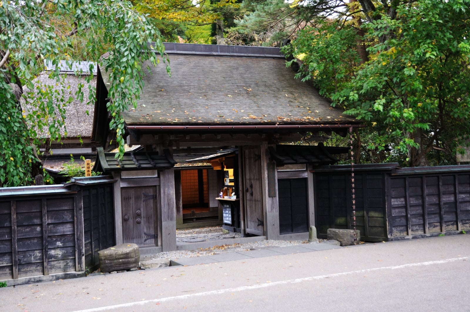 角館武家屋敷的古樸木門與秋意｜2013/10 日本東北紅葉