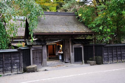 角館武家屋敷的古樸木門與秋意