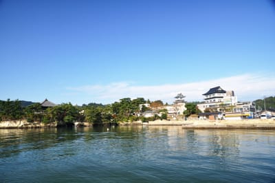 松島海岸的晴朗晨光與傳統建築