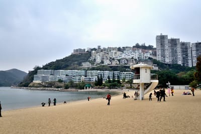 淺水灣沙灘上的白色救生員瞭望台