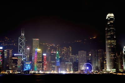 維多利亞港璀璨的摩天大樓夜景