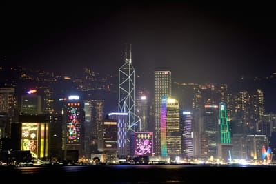 維多利亞港畔的璀璨摩天大樓夜景