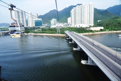 昂坪纜車俯瞰東涌灣與跨海大橋｜2013-2015 香港