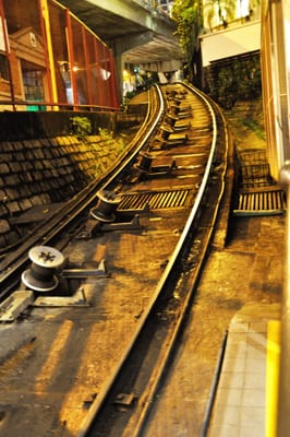 山頂纜車軌道與夜色中的金屬光影
