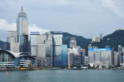 維多利亞港畔的摩天大樓群與城市天際線
