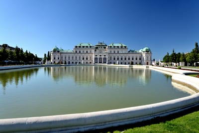 美景宮美術館前的鏡面水池與宮殿建築