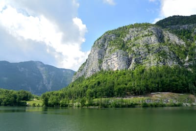群山環抱的清澈湖泊與峭壁風光