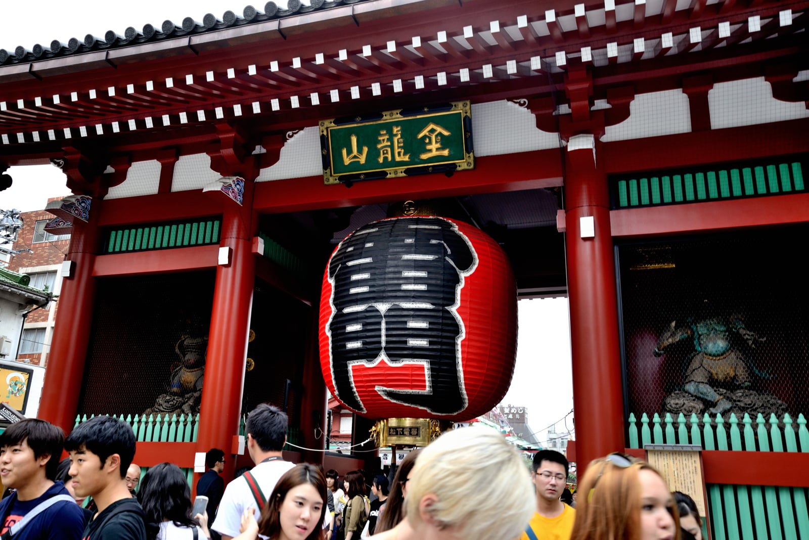 淺草寺雷門下巨大的紅色燈籠｜2014/09 關東