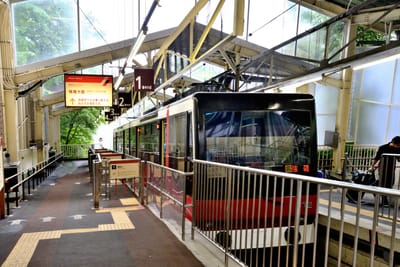 早雲山站內停靠的箱根登山纜車｜2014/09 關東