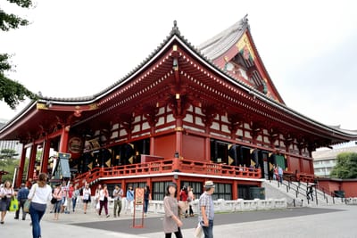淺草寺本堂的朱紅建築與參拜人潮