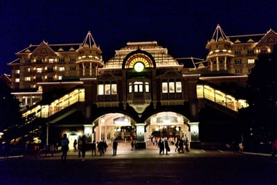 東京迪士尼樂園的華麗夜色