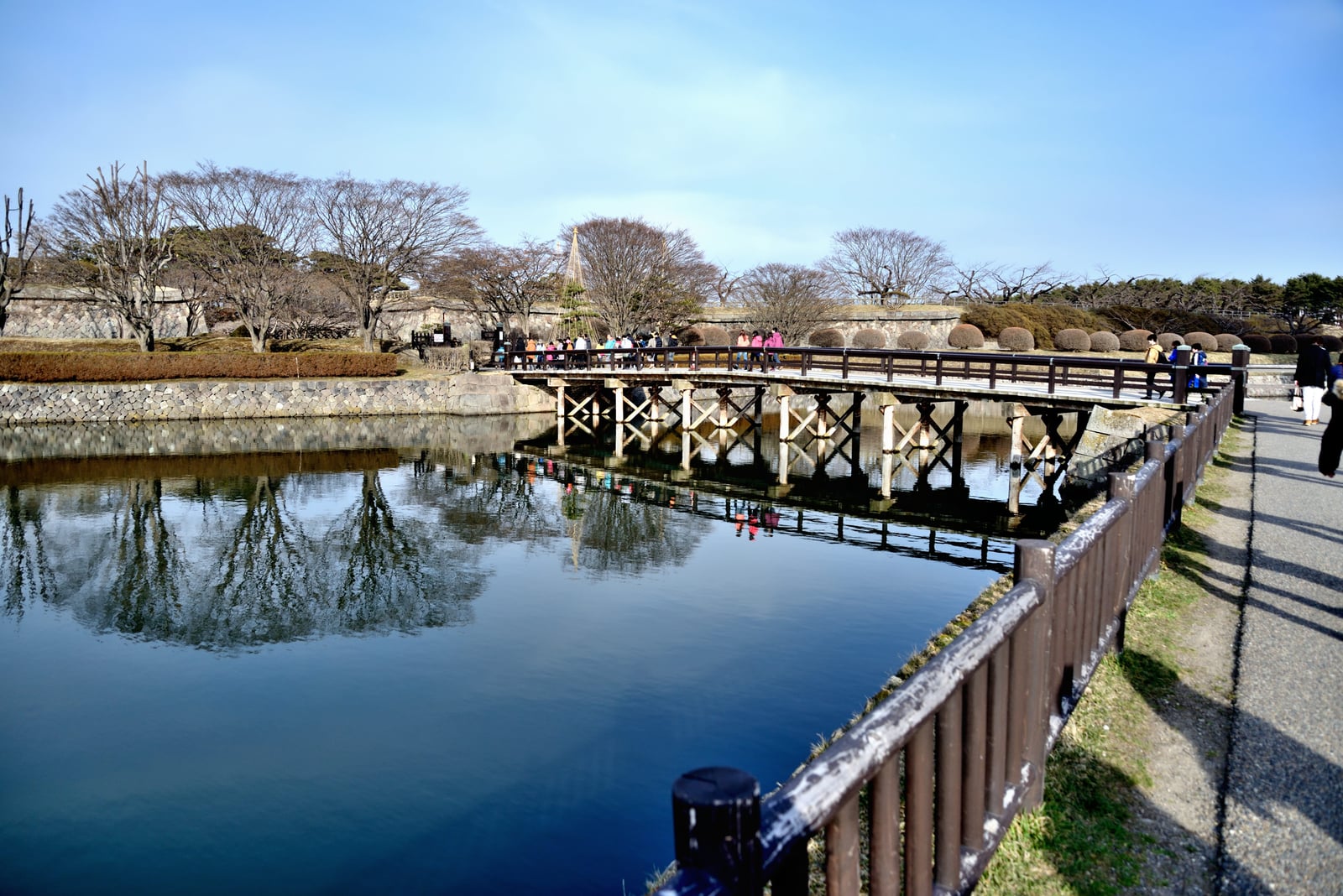 五稜郭公園護城河上的木橋與春日倒影｜2015/03 北海道