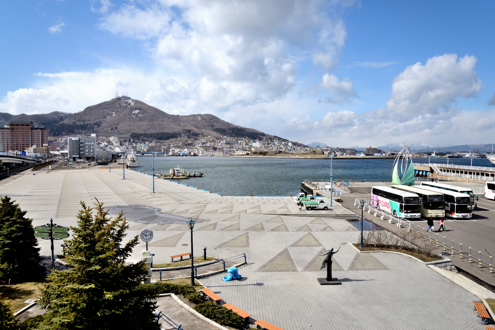 函館港灣廣場的晴朗春日景致｜2015/03 北海道