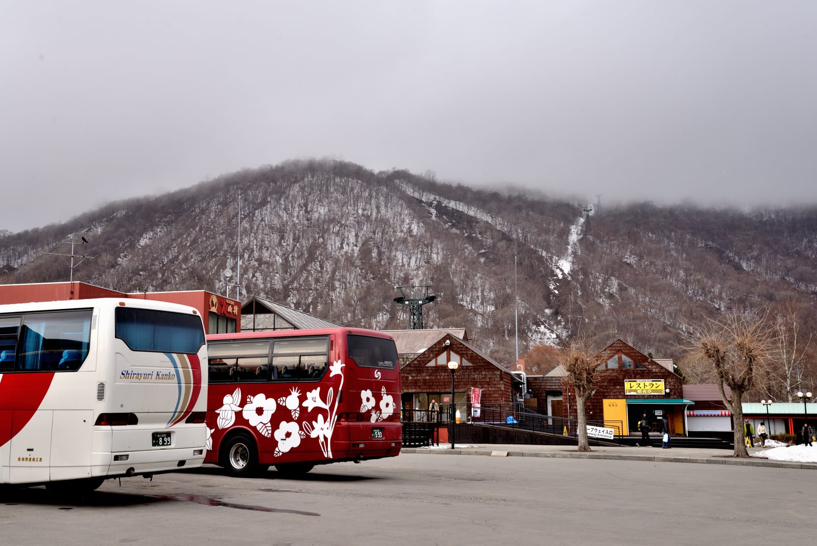 昭和新山熊牧場前的停車場與雲霧山景｜2015/03 北海道