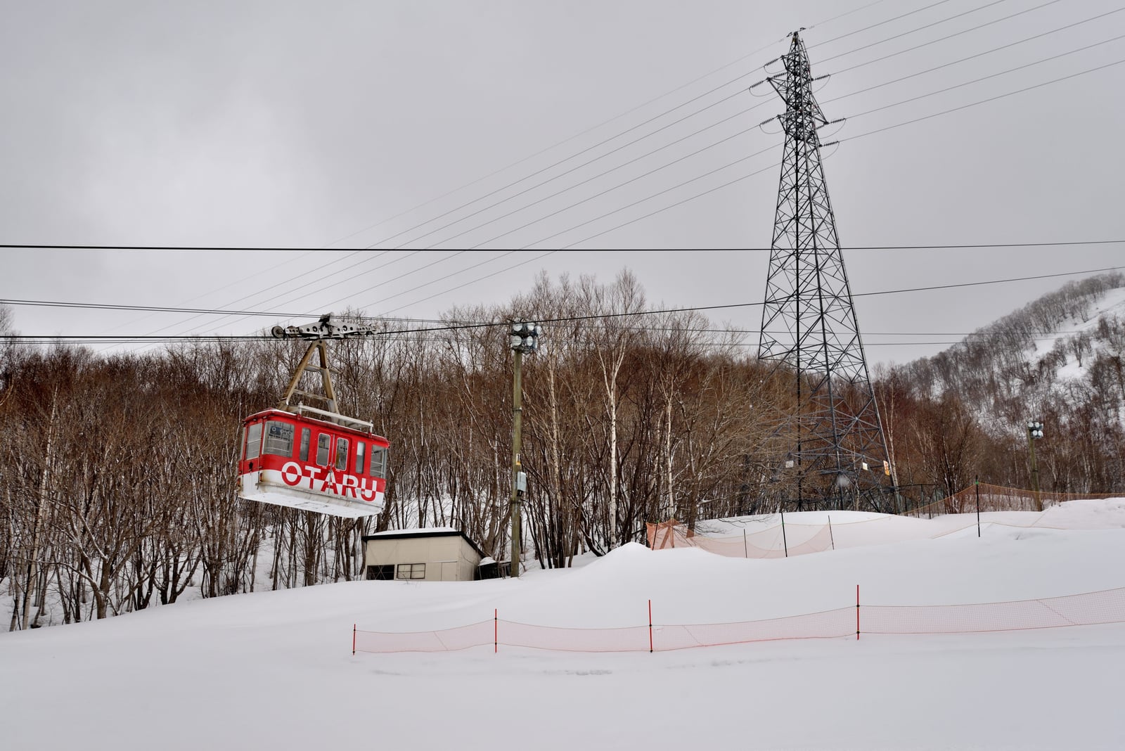 天狗山纜車劃過雪白山林｜2015/03 北海道