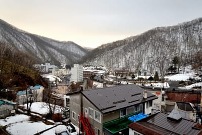 定山溪清晨的雪山與溫泉小鎮｜2015/03 北海道