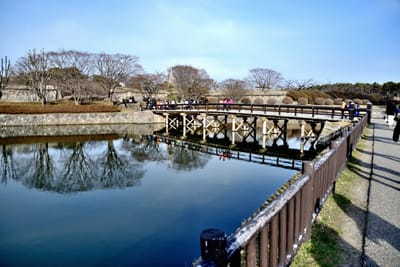 五稜郭公園護城河上的木橋與春日倒影｜2015/03 北海道