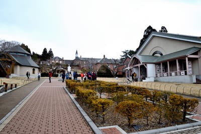 函館修道院的紅磚建築與靜謐庭園
