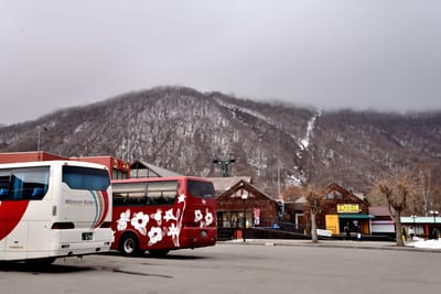 昭和新山熊牧場前的停車場與雲霧山景