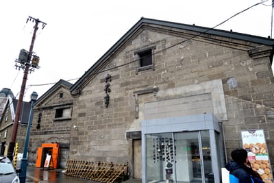 小樽運河畔的六花亭石造倉庫建築