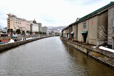 小樽運河畔的懷舊倉庫群與城市景致