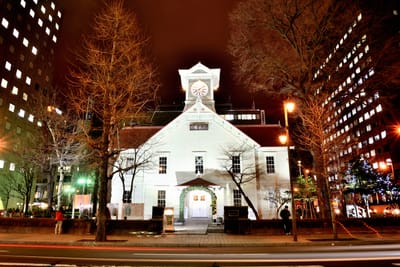 夜色下的札幌市時計台建築
