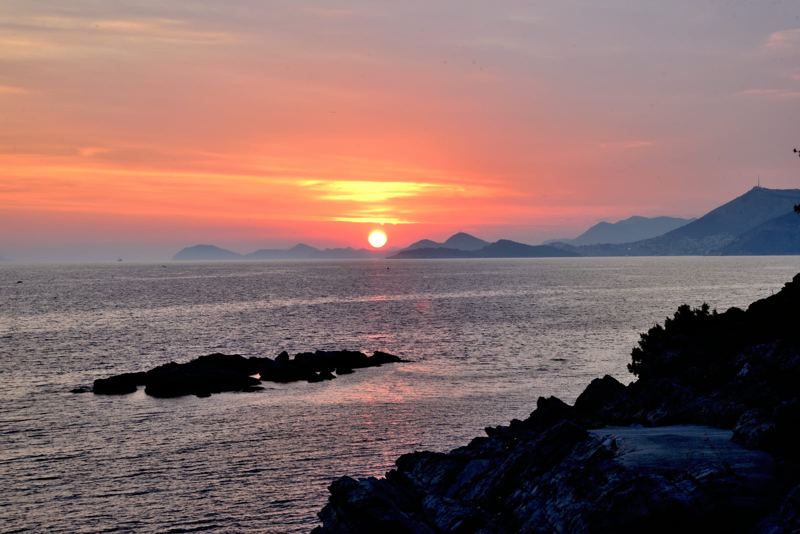 夕陽餘暉灑落海面與海岸剪影｜2015/06 克羅埃西亞/斯洛維尼亞/蒙特尼哥羅(黑山)