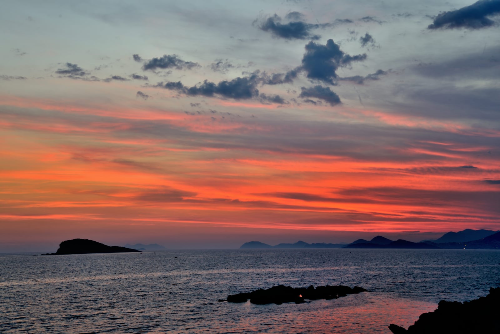夕陽餘暉映照海面與遠方島嶼｜2015/06 克羅埃西亞/斯洛維尼亞/蒙特尼哥羅(黑山)