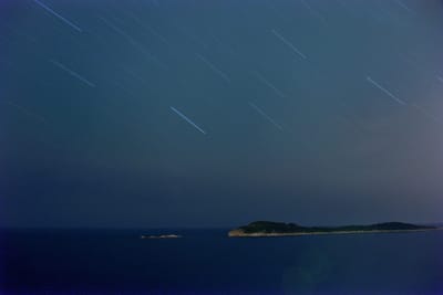 夜空星軌劃過海岸海面上方的藍調時刻